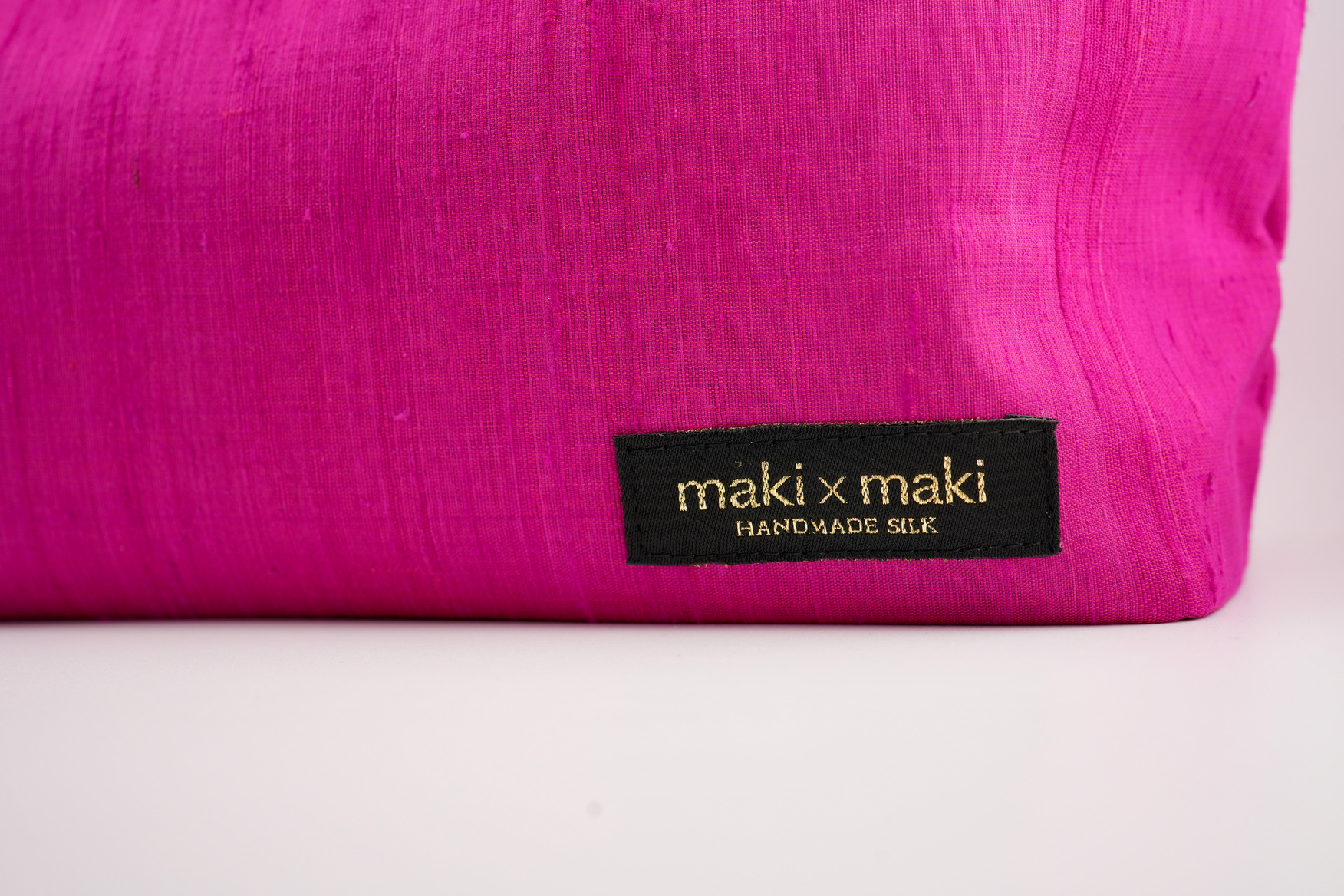 【makixmaki】高級ゴールデンシルクハンドバッグ（フェアトレード） ローズピンク