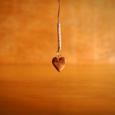 ふるさと納税 屋久島町 【屋久島の流木】千年の愛　屋久島の森の至極の宝　屋久杉ハートストラップ