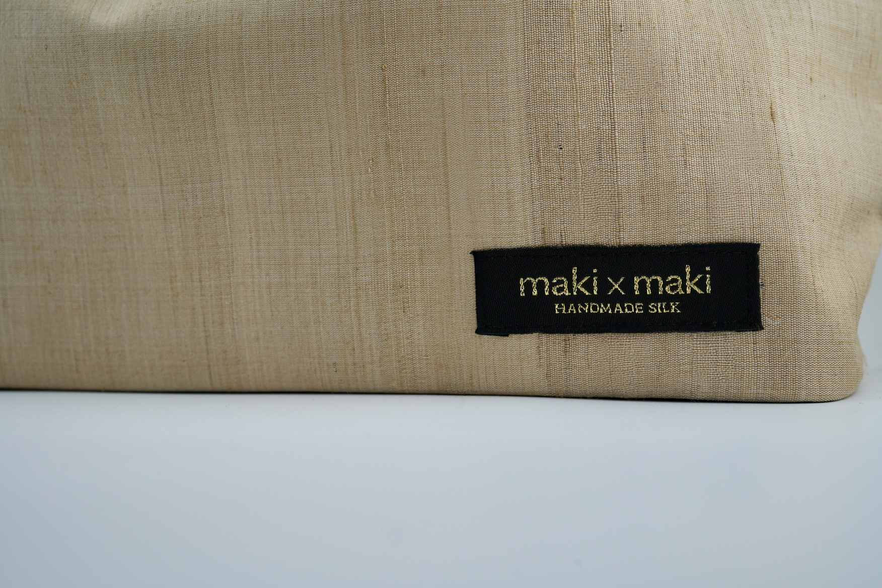 【makixmaki】高級ゴールデンシルクハンドバッグ（フェアトレード） シャンパンゴールド
