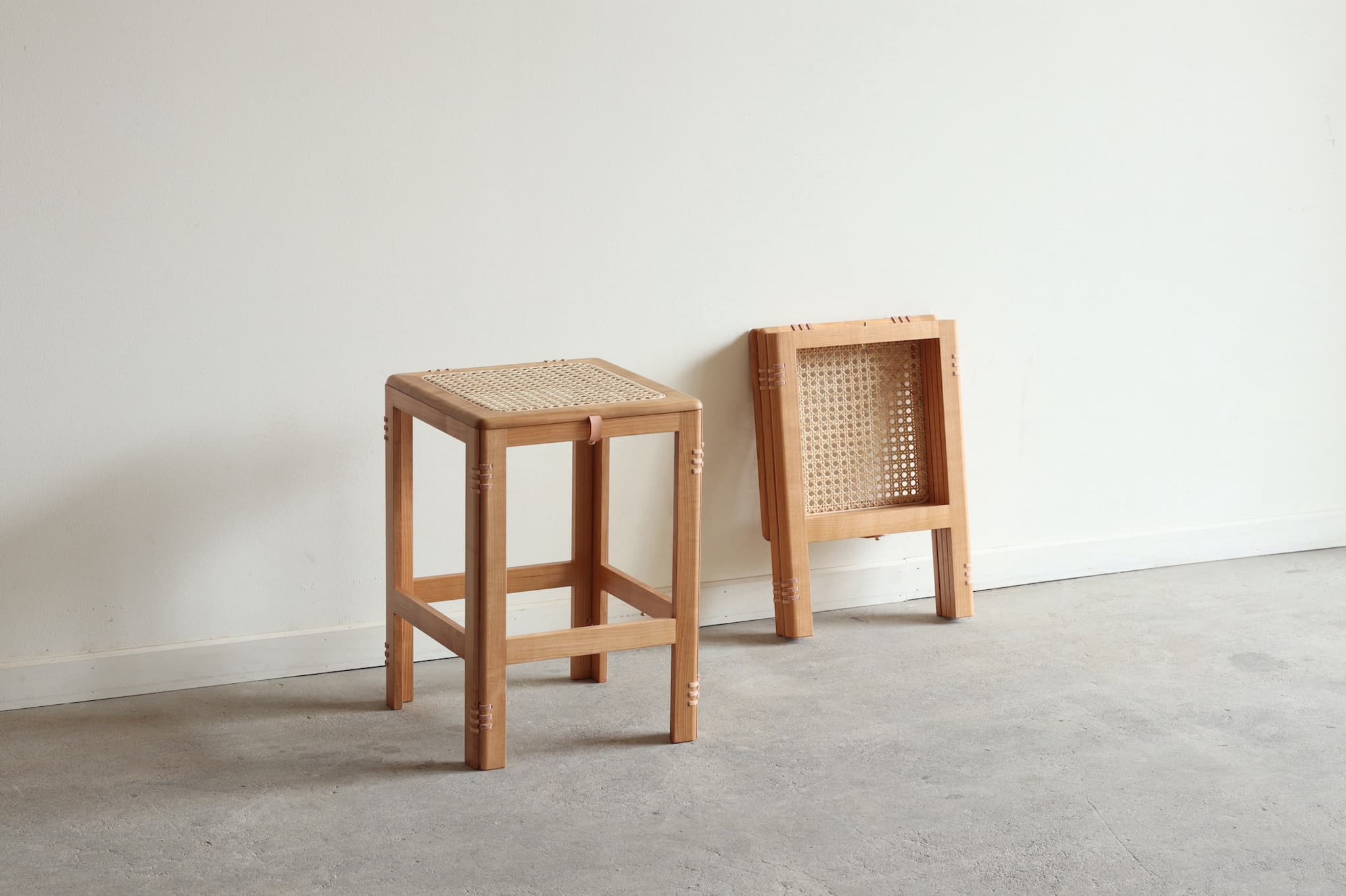【ふるさと納税】木製折り畳み椅子「patol stool」 籐張り(1脚) 家具 インテリア スツール イス 木 折りたたみ 和風 おしゃれ 人気 伝統 技法 受賞 【uj-CY008】【平山日用品店】