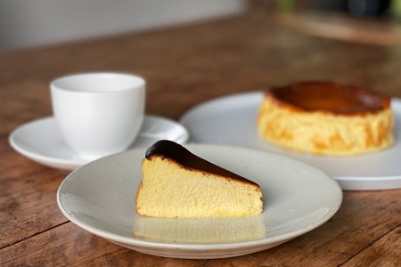 バスクチーズケーキ　厳選素材　京丹波のオーガニックスイーツ工房「菓歩菓歩」手作り（5～6人分　直径12cm　240g）　[017NA001]