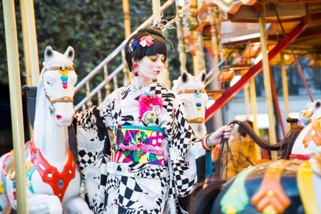 （Lサイズ）新進気鋭の着物デザイナー・重宗玉緒プレタ着物「鳩柄振袖(黒)」