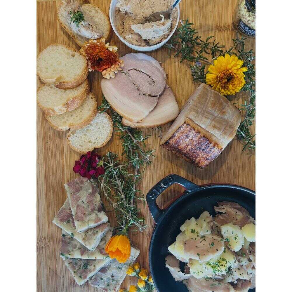 【ふるさと納税】香心ポーク加工品 詰め合わせ A3B2セット(5品おまかせ) / 豚肉 ぶたにく ぶた肉 ブタ肉 ブタ ポーク 冷凍 ブランド ブランド豚 菊陽 熊本 メンチカツ 炭火串焼き ローストポーク ベーコン ウインナー【有限会社コーシン】[BHAH013]