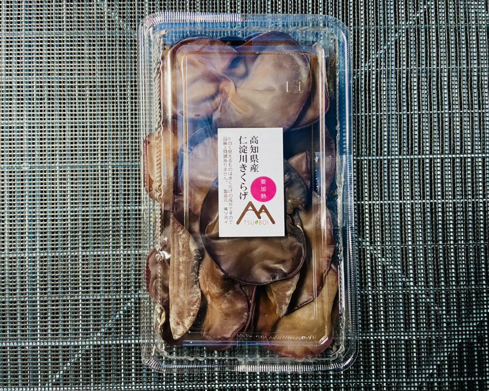 【ふるさと納税】◆期間限定◆「生」黒きくらげ 500g（仁淀川町 ツボイ産）黒きくらげ キクラゲ 生きくらげ きくらげ 国産 無農薬 無添加 栽培 希少 珍しい 高級 珍品 中華 中華食材 美肌 食物繊維 美容 健康 贈答品 お取り寄せ 送料無料 仁淀川
