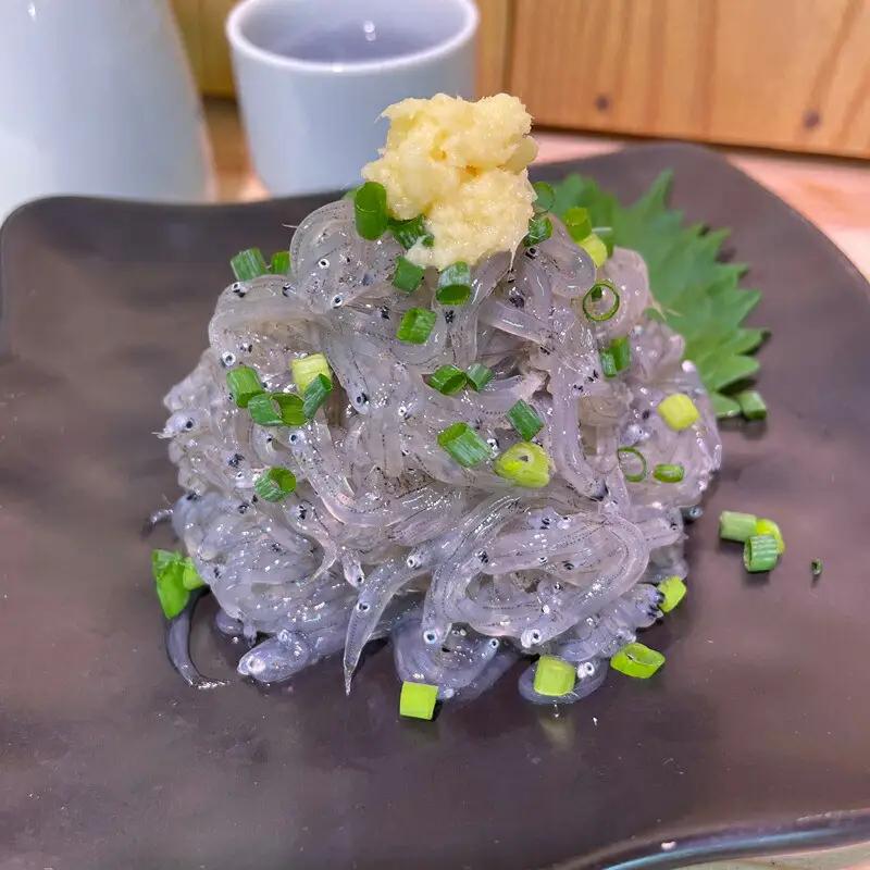 新鮮！朝どれ 生しらす 食べきり1パック【凍眠凍結使用】【 惣菜 お刺身 生食 日本酒 焼酎 お取り寄せ 希少部位 御中元 お中元 お歳暮 父の日 母の日 贈り物 しらす しらす】【家庭用 自宅用 贈