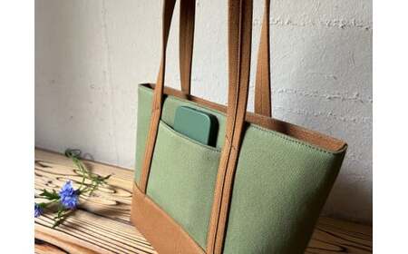 【2026年6月上旬発送開始】【 AKIRA オリジナル】【 マツコの知らない世界 で紹介されました！】 中型レディストートバッグ ショルダータイプ カーキ×茶色 軽量 軽い 日本製 キャンバス 帆布