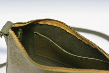 益子の革工房maharoのラウンドショルダーバッグ（M）オリーブグリーン｜栃木県 益子町 ふるさと納税 ショルダーバッグ バッグ 牛革 手作り (AX116-4)
