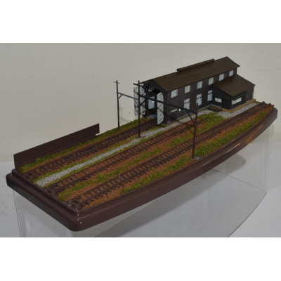 
                  Nゲージ専用鉄道模型用展示台 木造電車庫 ケース付きB ＜平面タイプ＞【1304181】
                