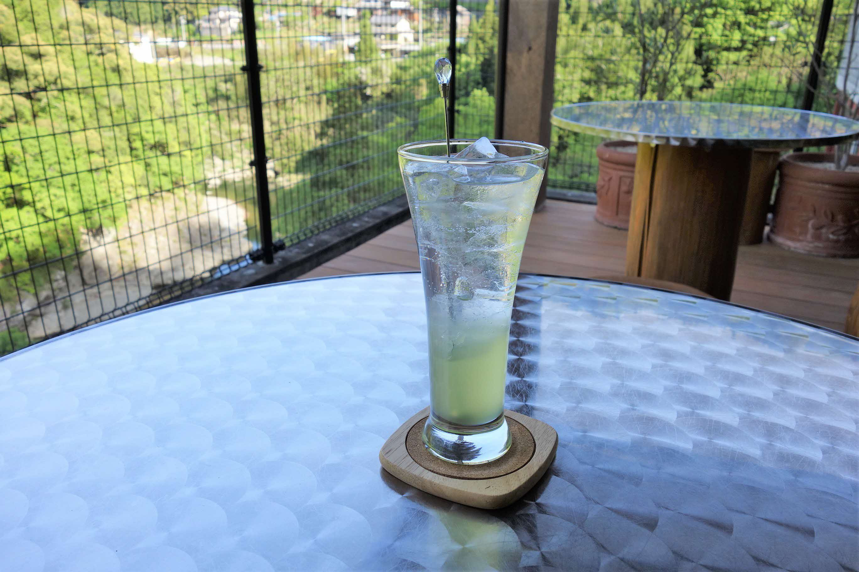 5倍希釈を目安に炭酸水で割って、柚子ドリンクにするのもおススメです。