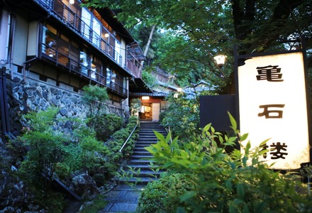 亀石楼 1泊2日 ペア宿泊券 (朝食付) ( 1泊 2名 京都 宇治 京 旅行 観光 旅館 宿 ペア 宿泊券 旅行券 利用券 ギフト券 クーポン  宿泊 体験 温泉 ギフト 贈答 国内旅行 夏休み 休