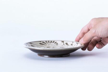 皿 ＜受注生産品＞緑釉唐草白抜線彫 ( 5寸皿 × 1枚 )｜沖縄　やちむん　育陶園　人気　伝統