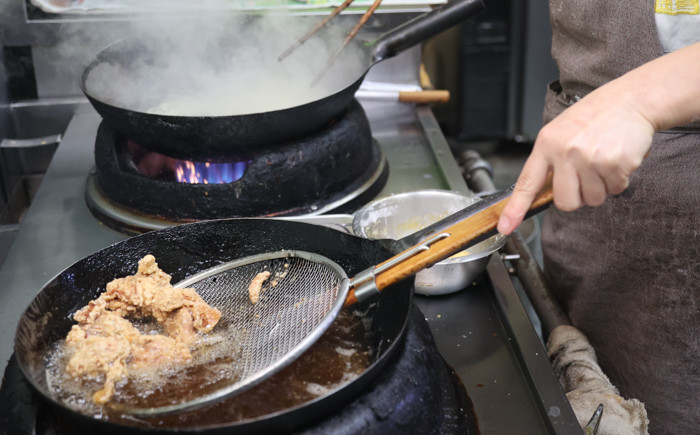 店主の福元さんが一人で丹精込めて調理しています♪