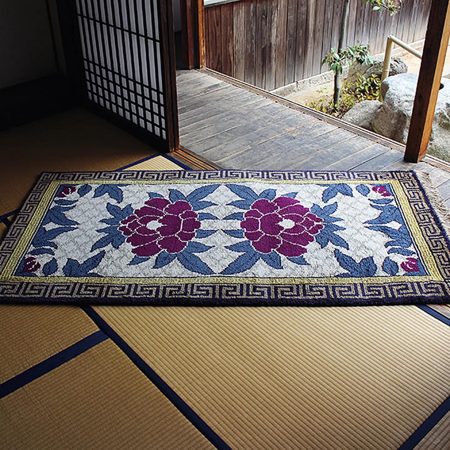 鍋島緞通【手織り】95×191cm 華牡丹に松皮文様縁二重雷文 絨毯 手織り絨毯：D323-002