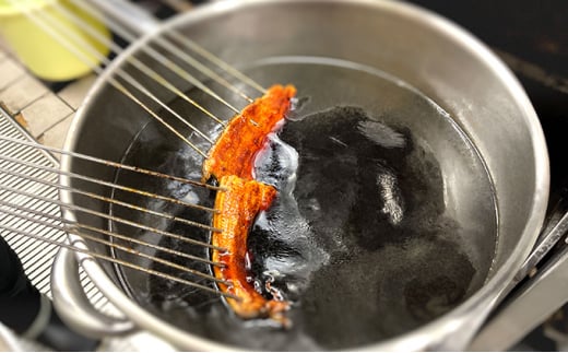 秘伝のタレで焼き上げた国産うなぎの蒲焼き2尾(2人前)〈タレ・山椒付〉