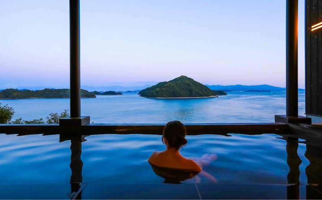 海に囲まれた大崎上島の、南の岬の丘の上。瀬戸内の多島美を目の前に望む絶好のロケーションに『ホテル清風館』はあります。