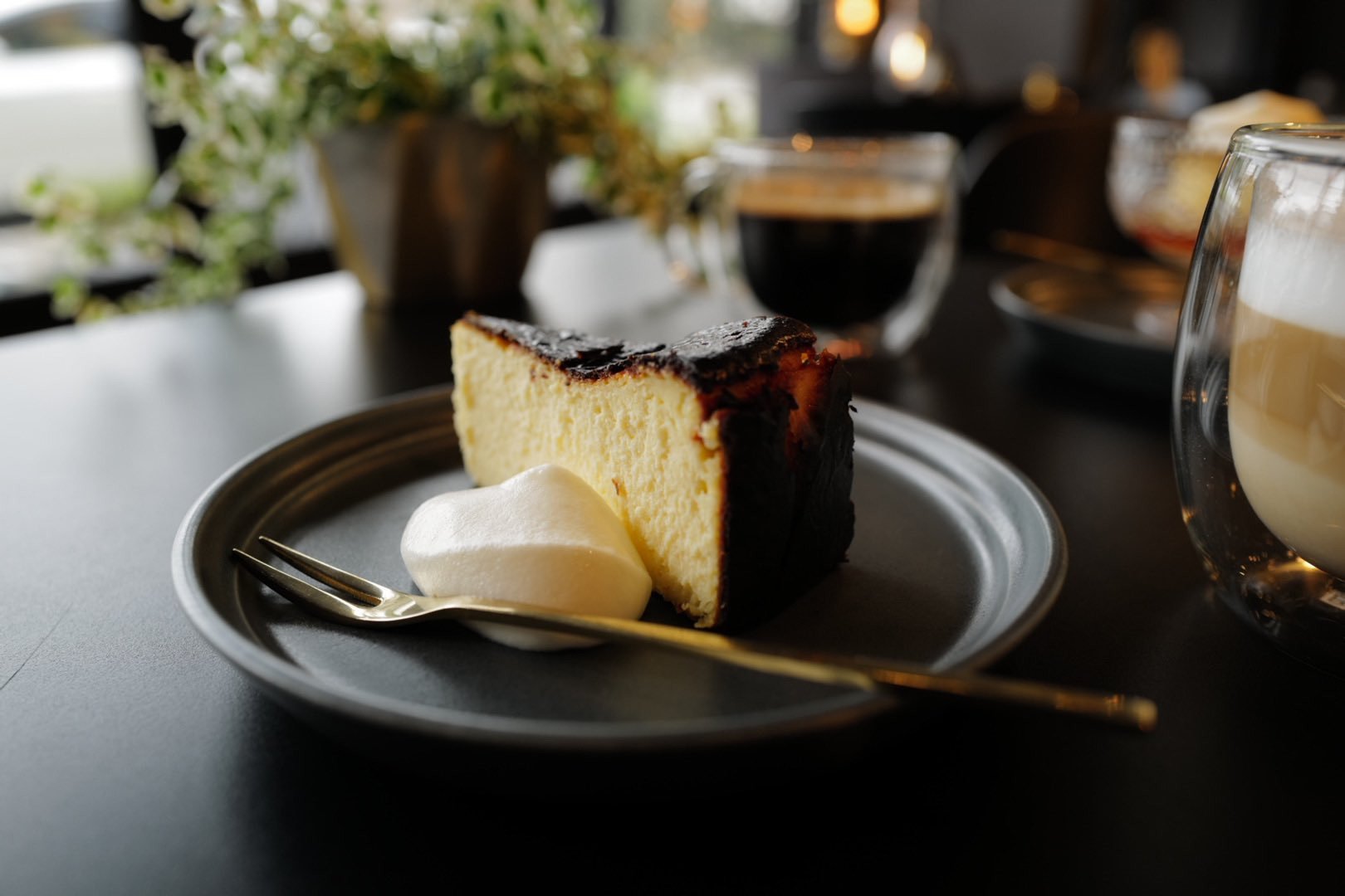 お好みで生クリームを添えてお召し上がりください。