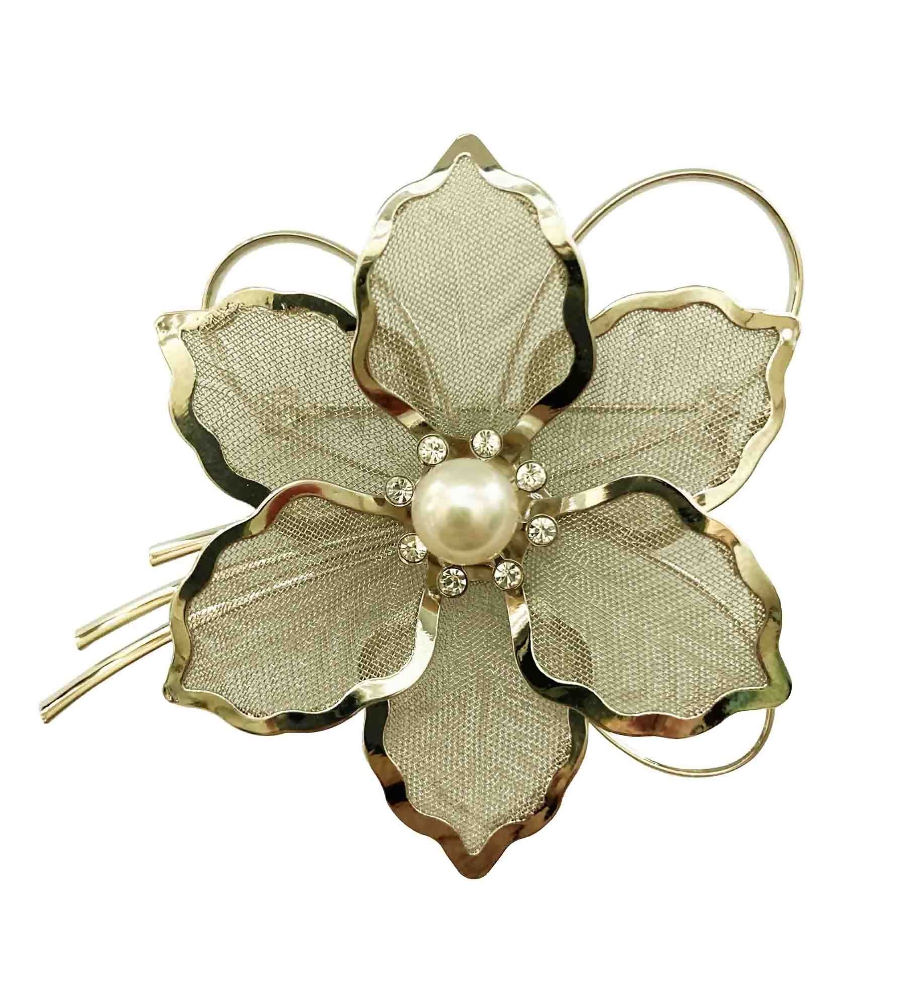 
893　アコヤ真珠ブローチ　お花のデザイン
