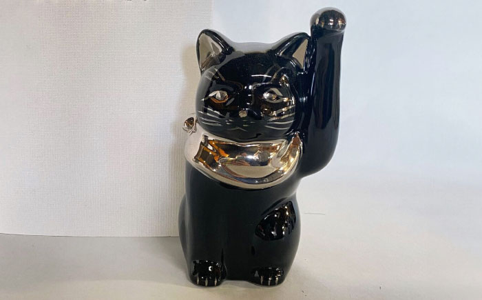 
            【瀬戸焼】江戸猫 4寸手長 ブラック プラチナ 左手上げ 13cm 化粧箱入り 【スズカ】 / 招き猫 商売繁盛 幸運 [BBDJ008]
          