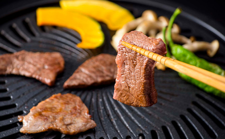 【定期便3回】もとぶ牛クラシタ（肩ロース）焼肉(自宅用)500g 牛肉