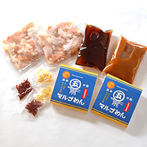 【国産牛欲張りもつ鍋セット】醤油味&みそ味各2人前(計4人前)〆はマルゴめん 吉富町/株式会社マル五[BGAC021]