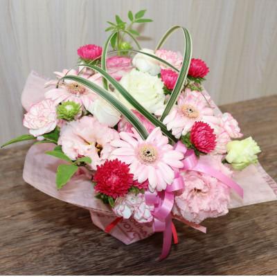 ふるさと納税 ふじみ野市 【ピンク系:ガーベラ、トルコキキョウ+季節のお花】生花アレンジメント |  | 01