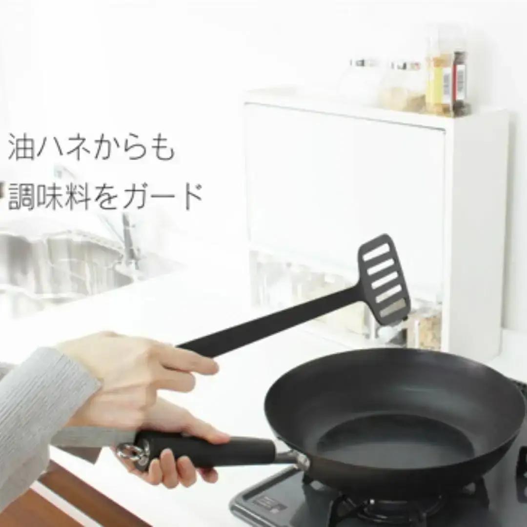 白いスパイスラック・ポット４杯 調味料入れ 燕三条製 [川口工器]
