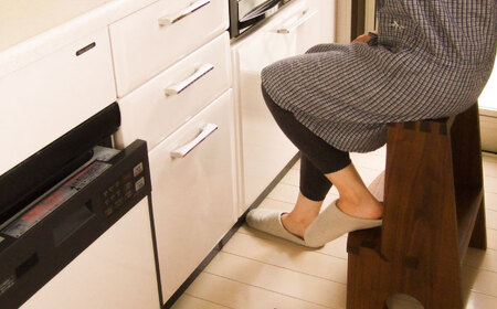 【数量限定】KITCHEN STOOL ウォルナット×ホワイトアッシュ【株式会社BLANK】[AYCU013]