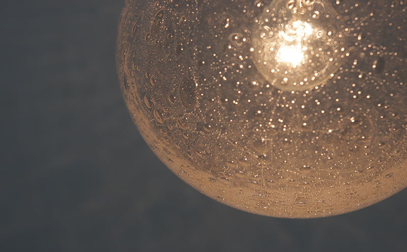 満月のテーブルスタンド 1個 ガラス 加工品 テーブルスタンド 照明 間接照明 透明 宙吹き 吹きガラス 硝子 手作り 工房 作品 インテリア 工芸品 雑貨 一点もの プレゼント 贈答 自家用 送料無