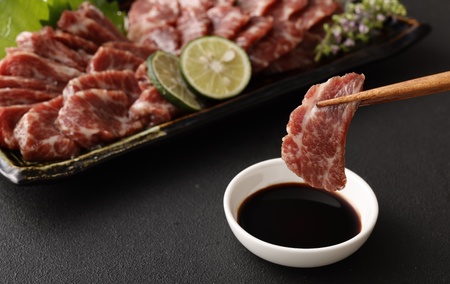 熊本 馬刺し 霜降り(中トロ) 200g＋馬肉ユッケ 200g 合計400g セット 小袋たれ 小袋生姜付き 中トロ馬刺し 霜降り馬刺し 熊本馬刺し 馬刺し堪能 馬刺し専門店