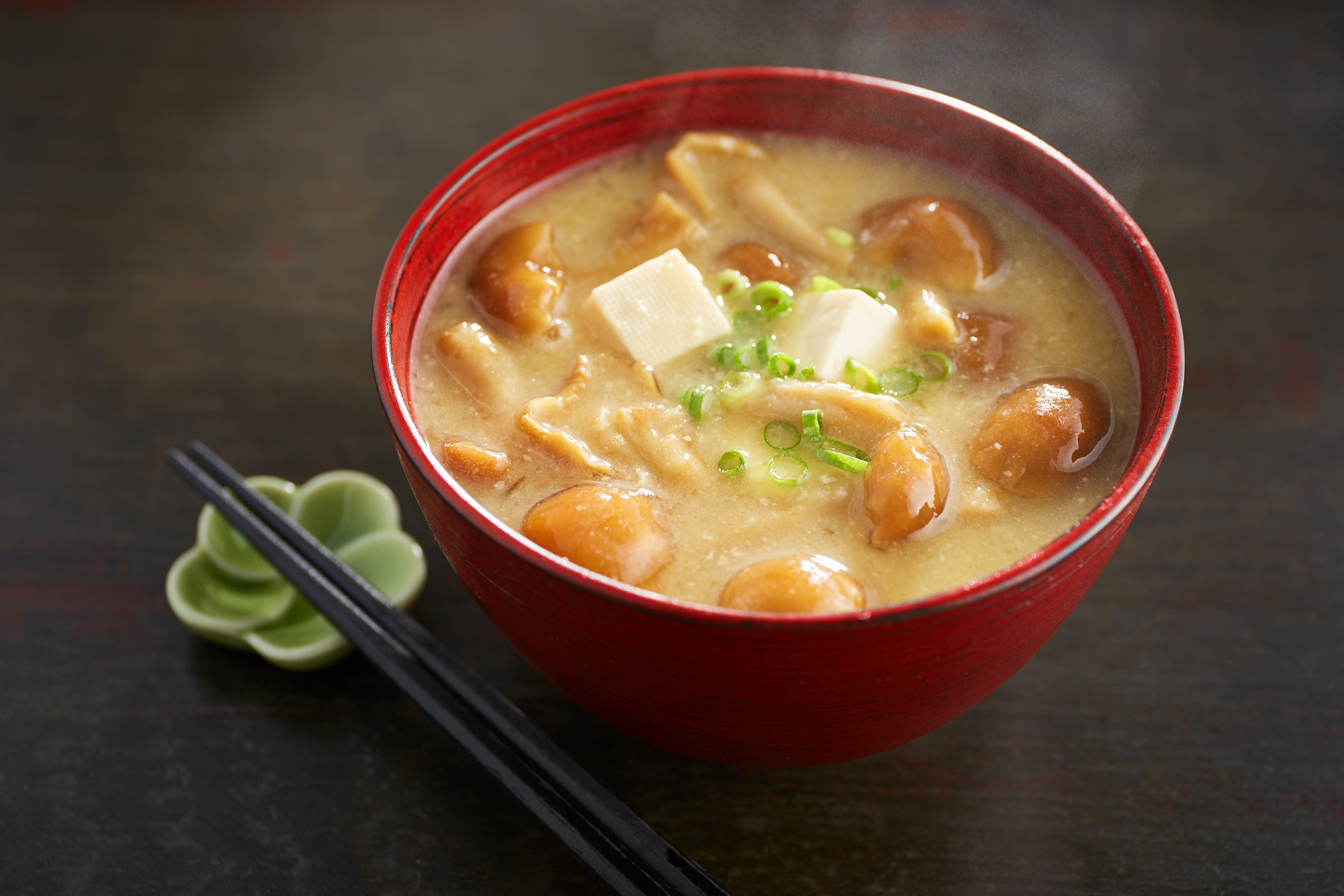 丹波黒豆をまるごとお味噌に。黒大豆は皮ごと丸々使用しているので、栄養素がたっぷり摂れます。