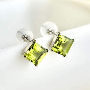 【ジュエリー】Pt900 プラチナ ペリドット 一粒石 ピアス スクエアカット 6mm 保証書付 IA-3179