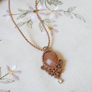 サンストーンのマクラメ編み ネックレス 金属アレルギー 対応 アクセサリー パワーストーン 天然石 宝石 日長石 ハンドメイド 作家作品 金アレ ジュエリー ペンダント 風水 開運 ギフト 贈り物 プ