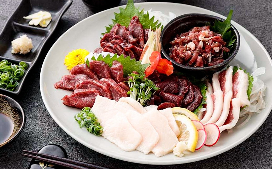 
                  ＜ R8年熊本地震復興支援 ＞馬刺し 5種 約300g セット （ 専用醤油付 ） 馬刺し 馬刺 お肉 肉 ニク にく 馬肉 馬 高タンパク 低カロリー ヘルシー 晩酌 つまみ 真空冷凍 冷凍 上赤身 霜降 フタエゴ 食べ比べ 専用醤油
                
