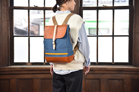 近江牛レザーと地産帆布で作ったフラップ付き リュック びわ湖ブルー【CC42W】