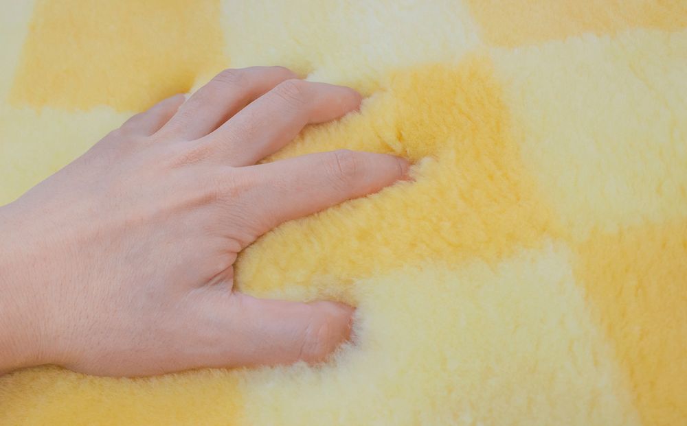 奈良 (株)マスダ製 ムートン長座布団 チェック柄 イエロー 40cm×120cm／ ムートン 羊毛皮 羊毛 スプリングラム 100％使用 座布団 ラグ インテリア オールシーズン 通年 贈り物 プレ