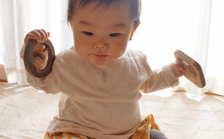 赤ちゃんのおもちゃ「かたかた」（くろまる）