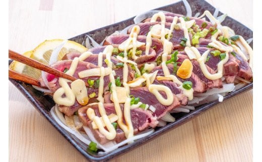 【 産地直送 】 本場 高知 藁焼き かつお タタキ 450g ? 500g ( にんにく ・ 特製タレ 付 ) 新鮮 小島水産 こだわり 逸品 小分け 真空 個包装 高知 県産 土佐 産地直送 年末