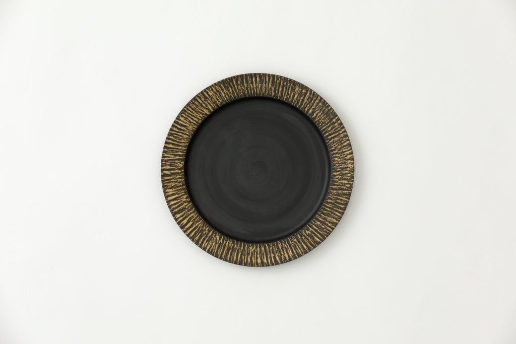 リムは、サラダやステーキなどの鮮やかな色が映えるブラックに金の文様の黒地金彩です。