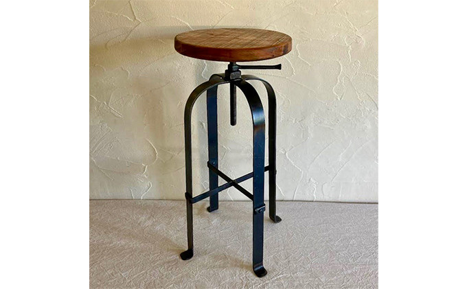 天板にはヴィンテージ感漂う欅の古材を使用しております。仕上げは鉄部、木部共に素材感が引き立つ蜜蝋仕上げです。