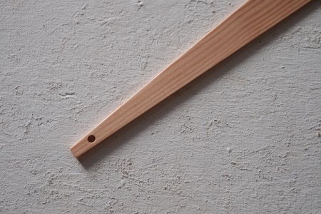 スパチュラ　『mina no mori Spatura ＜ミナノモリ スパチュラ＞』　アイアンやテフロンの表面を傷つけない木のヘラです。アウトドアのトレッキングやキャンプなどで使いやすいように軽くシン