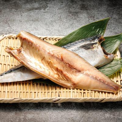 ふるさと納税 釧路町 【毎月定期便】北海道産 鯖を低温で一夜干しに 低温熟成「北海さば」半身 210g以上×3個全3回 |  | 01