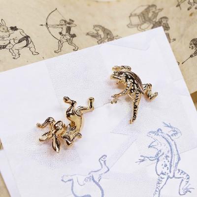 ふるさと納税 市川三郷町 【鳥獣戯画】かえるとうさぎのK18ゴールドセットピアス 700-226