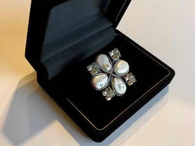 淡水パールとスワロフスキー®クリスタルのスクエアブローチ（シルバー）