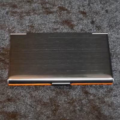 ふるさと納税 ふじみ野市 イタリア・クレモナで修行したバイオリン職人が作る二枚板継ぎ名刺ケース【ブラック】 |  | 01