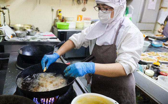 店主の福元さんが一人で丹精込めて調理しています♪