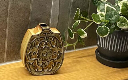 【瀬戸焼】一輪挿し　唐草模様　丸　（K28） / 瀬戸焼 ギフト 一輪挿し 花瓶 花器 インテリア[BBAJ018]