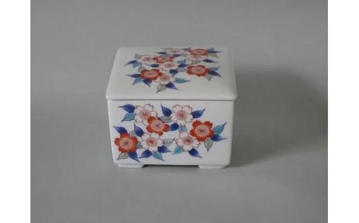 【伊万里焼】市川冬山窯「色鍋島桜文角蓋物」 037-H746