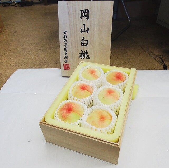 岡山県産　白桃6玉（1玉330ｇ以上）等級：ロイヤル 木箱入り