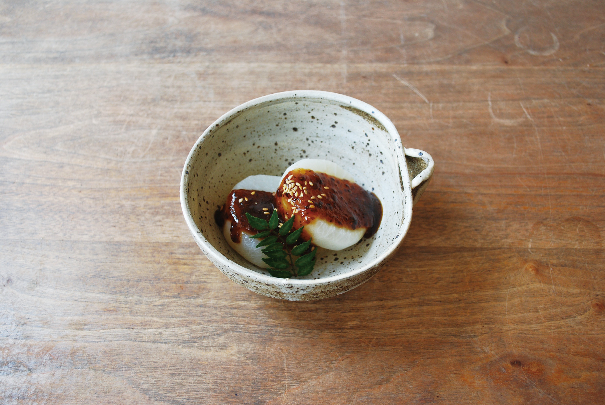 黒大豆みそは大根やこんにゃくの田楽に、焼きおにぎりにつけてコクをプラス。魚やお肉、野菜のソテーなど普段のお料理にも相性抜群です。