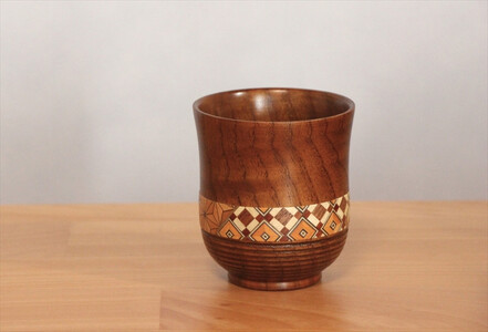 【箱根寄木細工　湯呑 小】寄木細工を配した小ぶりな木製湯呑は軽くて割れにくく、小粋なおもてなしにも！【 キッチン用品 食器 雑貨 日用品 木製食器　職人メイド 工芸品 職人の手作り おしゃれ食器 神奈川県 小田原市 寄木細工 寄木細工】